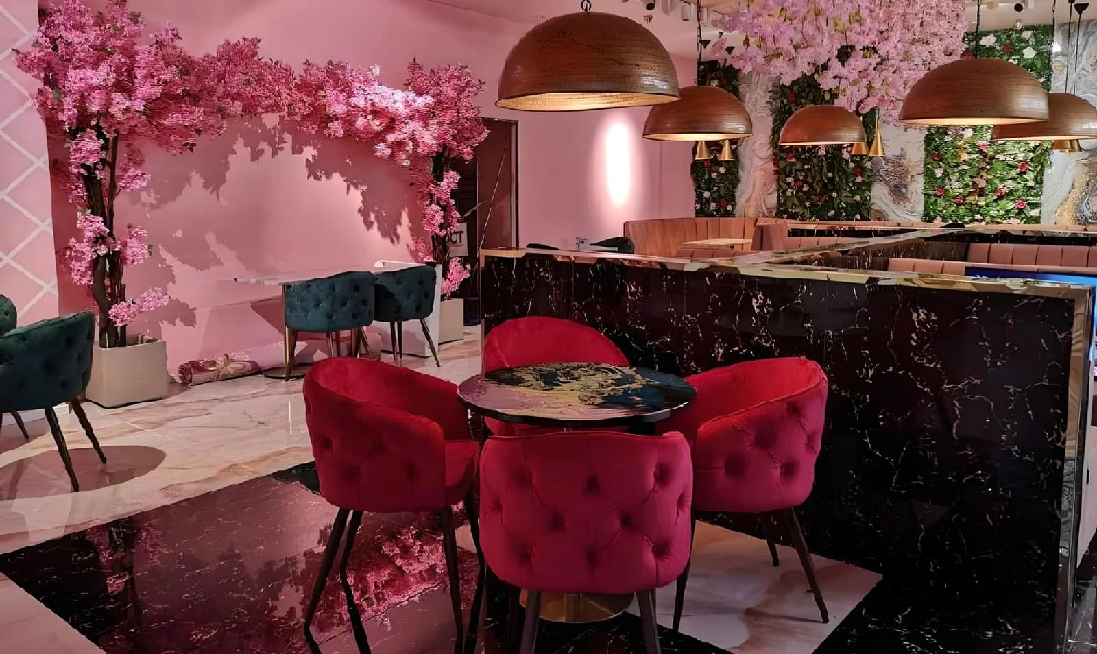 Stilfull caféinteriör med bord och stolar hos Nutello House